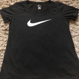 A black Nike t-shirt 🖤.